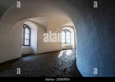 Vue intérieure de la rampe en spirale de la Tour ronde (Rundetårn), anciennement Stellaburgis Hafniens, tour située dans le centre de Copenhague, Danemark Banque D'Images