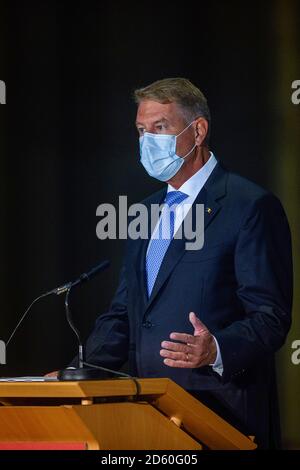 Magdebourg, Allemagne. 14 octobre 2020. Le président roumain Klaus Werner Iohannis s'adresse aux invités de la cérémonie de remise du prix Kaiser Otto dans la cathédrale. Cela avait été attribué au président de la cathédrale. Le prix non doté de la ville de Magdebourg est décerné tous les deux ans à des individus ou organisations qui ont rendu des services exceptionnels à la compréhension européenne. Credit: Klaus-Dietmar Gabbert/dpa-Zentralbild/dpa/Alay Live News Banque D'Images