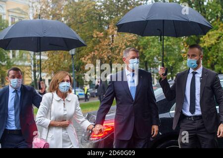 Magdebourg, Allemagne. 14 octobre 2020. Carmen Iohannis (2e à partir de la gauche) et le président roumain Klaus Werner Iohannis (2e à partir de la droite) viennent à la cathédrale de Magdebourg. Là, le président a reçu le prix Kaiser Otto. Le prix non doté de la ville de Magdebourg est décerné tous les deux ans à des individus ou organisations qui ont apporté une contribution significative à la compréhension européenne. Credit: Klaus-Dietmar Gabbert/dpa-Zentralbild/dpa/Alay Live News Banque D'Images