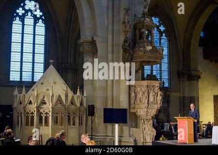 Magdebourg, Allemagne. 14 octobre 2020. Le ministre des Affaires étrangères Heiko Maas (r, SPD) prononce un discours élogieux avant la remise du prix Kaiser Otto. Le prix avait été décerné au Président roumain Iohannis. Tous les deux ans, la ville de Magdebourg décerne le prix, qui n'est pas doté, à des personnes ou à des organisations qui ont rendu des services exceptionnels à la compréhension européenne. Credit: Klaus-Dietmar Gabbert/dpa-Zentralbild/dpa/Alay Live News Banque D'Images
