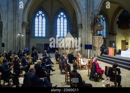 Magdebourg, Allemagne. 14 octobre 2020. Le ministre des Affaires étrangères Heiko Maas (r, SPD) prononce un discours élogieux avant la remise du prix Kaiser Otto. Le prix a été décerné au Président roumain Klaus Werner Iohannis. Tous les deux ans, la ville de Magdebourg décerne le prix, qui n'est pas doté, à des personnes ou organisations qui ont apporté une contribution significative à la compréhension européenne. Credit: Klaus-Dietmar Gabbert/dpa-Zentralbild/dpa/Alay Live News Banque D'Images