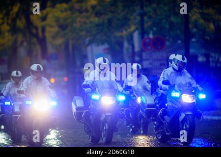 Magdebourg, Allemagne. 14 octobre 2020. Un escadron de moto de la police conduit devant la cathédrale. Là, le prix Kaiser Otto avait été décerné au président roumain. Le prix non doté de la ville de Magdebourg est décerné tous les deux ans à des individus ou organisations qui ont apporté une contribution significative à la compréhension européenne. Credit: Klaus-Dietmar Gabbert/dpa-Zentralbild/ZB/dpa/Alay Live News Banque D'Images