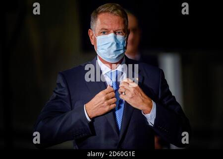 Magdebourg, Allemagne. 14 octobre 2020. Le président roumain Klaus Werner Iohannis vient à la cathédrale. Là, le président avait reçu le prix Kaiser Otto. Le prix non doté de la ville de Magdebourg est décerné tous les deux ans à des individus ou organisations qui ont rendu des services exceptionnels à la compréhension européenne. Credit: Klaus-Dietmar Gabbert/dpa-Zentralbild/dpa/Alay Live News Banque D'Images