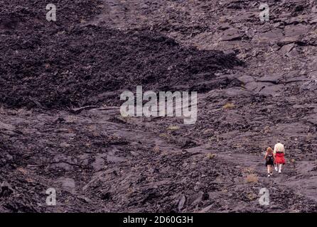 Parc national des volcans d'Hawaï. Couple randonnée sur le sentier Kilauea Iki dans le cratère. Banque D'Images