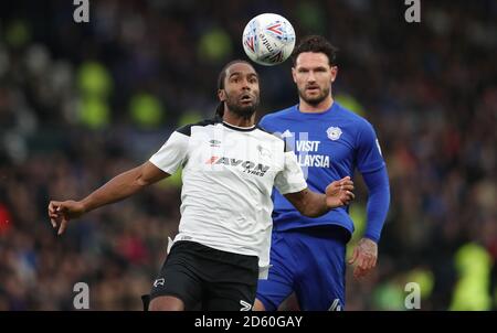 Cameron Jerome du comté de Derby (à gauche) et Sean Morrison de Cardiff City (à droite) lutte pour le ballon Banque D'Images