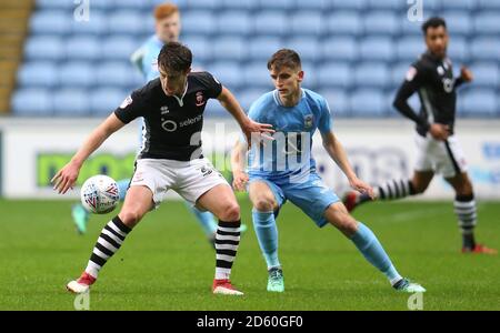 Tom Bayliss de Coventry City (à droite) et Alex Woodyard de Lincoln City bataille pour le ballon Banque D'Images