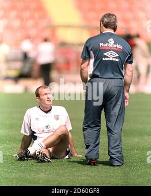 Kevin Keegan, directeur de l'Angleterre, parle au capitaine Alan Shearer Banque D'Images