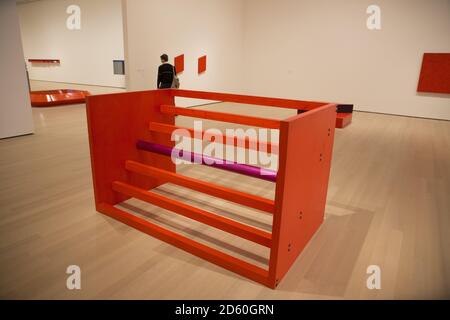 Donald Judd (1928-1994) exposition au Musée d'art moderne de New York. Donald Clarence Judd était un artiste américain associé au minimalisme. Dans son travail, Judd a cherché l'autonomie et la clarté de l'objet construit et de l'espace qu'il a créé, Banque D'Images