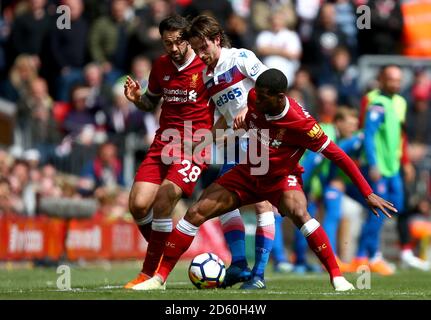 Joe Allen (au centre) de la ville de Stoke se bat pour le ballon avec Danny ings de Liverpool (à gauche) et Georginio Wijnaldum Banque D'Images