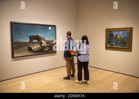 Couple avec enfant, voir « The Sleeping Gypsy 1897 by Henri Rousseau 1844-1910 au Museum of Modern Art, New York. (Mur de droite : Château Noir 1902-04, par Paul Cézanne)n Banque D'Images