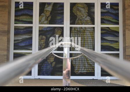 Façade de l'église catholique, avec main courante en aluminium en photo floue, en arrière-plan, porte d'entrée avec peintures de saints sur verre de porte, Brésil, Sout Banque D'Images