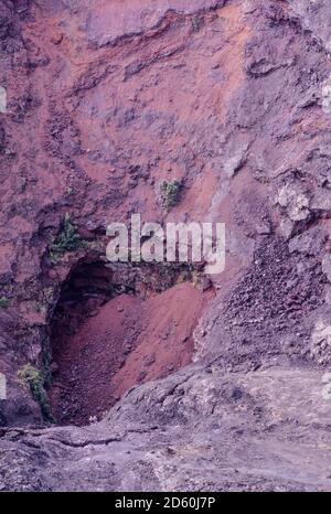 Parc national des volcans d'Hawaï. Couple randonnée sur le sentier Kilauea Iki dans le cratère. Banque D'Images