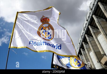 Vue générale des drapeaux du Real Madrid exposés à l'extérieur le stade Banque D'Images