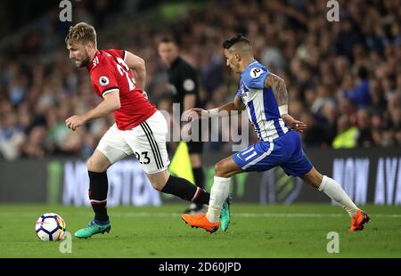 Luke Shaw de Manchester United (à gauche) et Brighton & Hove Albion's. Anthony Knockaert (à droite) lutte pour le ballon Banque D'Images