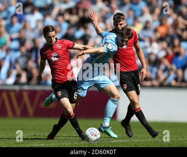 Tom Bayliss de Coventry City (au centre) et Andy Flemming de Morecambe (à gauche) Lors du dernier match de départ de la ligue Sky Bet Deux saisons à la Ricoh Arena Banque D'Images