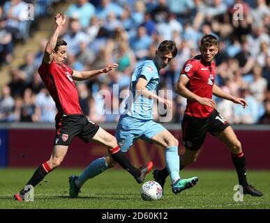 Tom Bayliss de Coventry City (au centre) et Andy Flemming de Morecambe pendant Le dernier match à domicile de la deuxième ligue du Sky Bet Saison à la Ricoh Arena Banque D'Images