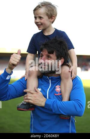 Danny Cowley, directeur de Lincoln City, donne un coup de pouce à la foule pendant un tour d'honneur devant les fans de la maison après le dernier coup de sifflet du match de la ligue des Sky Bet deux au Sincil Bank Stadium, Lincoln. Banque D'Images