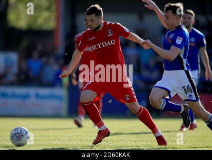 Calvin Andrew de Rochdale (à droite) et Jake Forster-Caskey de Charlton Athletic pour le ballon. Banque D'Images