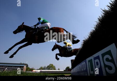 Gun Shy monté par le jockey Jamie Moore et sous le téléphone monté par Jockey Charlie poste (à droite) pendant le Qatar Airways Handicap Chase pendant la Journée des enfants Carnival de Qatar Airways Mai Carnival Racing à Warwick Racecourse. Banque D'Images