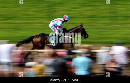 Simply the Betts hoplanté par Daryl Jacob Irish Thoroughbred Marketing 'National Hunt' Maiden hople jour du carnaval des enfants du Qatar Airways Mai Racing Carnival à l'hippodrome de Warwick. Banque D'Images