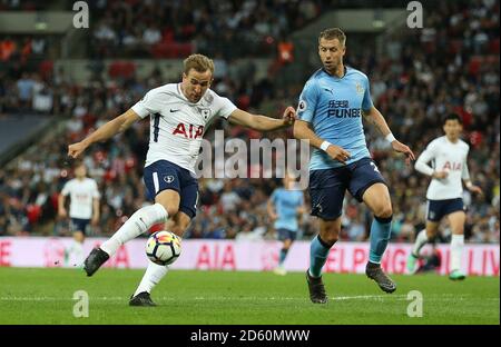 Harry Kane de Tottenham Hotspur tente un tir sur le but Banque D'Images