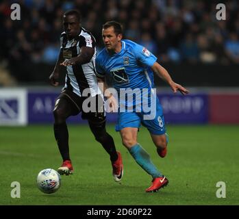 Michael Doyle de Coventry City et Jonathan forte du comté de Notts Banque D'Images