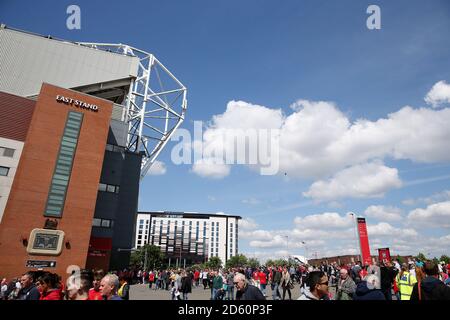 Les foules se rassemblent avant le match de Manchester United et de Watford à Old Trafford Banque D'Images