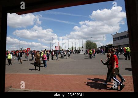 Les foules se rassemblent avant le match de Manchester United et de Watford à Old Trafford Banque D'Images