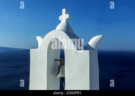 Santorini clocher de la Grèce église orthodoxe au-dessus de la mer Grèce Détails des îles Banque D'Images