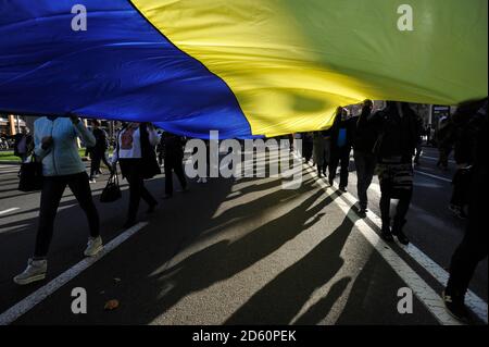 Kiev, Ukraine. 14 octobre 2020. Les activistes défilent avec un énorme drapeau ukrainien pendant le rassemblement.les activistes des mouvements nationalistes ukrainiens prennent part à un rassemblement marquant le 78e anniversaire de la création de l'Armée insurrectionnelle ukrainienne qui a lutté pour l'indépendance contre l'Armée rouge soviétique et les Nazis pendant la deuxième Guerre mondiale L'Ukraine célèbre le défenseur de la Journée de la Patrie. Crédit : SOPA Images Limited/Alamy Live News Banque D'Images