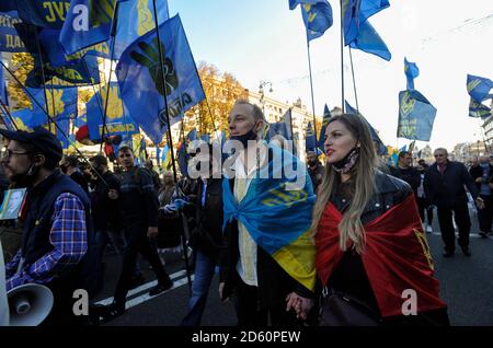 Kiev, Ukraine. 14 octobre 2020. Les militants arborant des drapeaux défilent pendant le rassemblement.les militants des mouvements nationalistes ukrainiens participent à un rassemblement marquant le 78e anniversaire de la création de l'Armée insurrectionnelle ukrainienne qui a lutté pour l'indépendance contre l'Armée rouge soviétique et les Nazis pendant la deuxième Guerre mondiale L'Ukraine célèbre le défenseur de la Journée de la Patrie. Crédit : SOPA Images Limited/Alamy Live News Banque D'Images