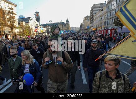 Kiev, Ukraine. 14 octobre 2020. Des pères et des enfants défilent pendant le rassemblement.les militants des mouvements nationalistes ukrainiens participent à un rassemblement marquant le 78e anniversaire de la création de l'Armée insurrectionnelle ukrainienne qui a lutté pour l'indépendance contre l'Armée rouge soviétique et les Nazis pendant la deuxième Guerre mondiale L'Ukraine célèbre le défenseur de la Journée de la Patrie. Crédit : SOPA Images Limited/Alamy Live News Banque D'Images