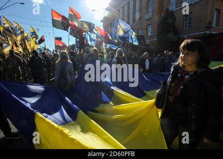 Kiev, Ukraine. 14 octobre 2020. Les activistes défilent avec un énorme drapeau ukrainien pendant le rassemblement.les activistes des mouvements nationalistes ukrainiens prennent part à un rassemblement marquant le 78e anniversaire de la création de l'Armée insurrectionnelle ukrainienne qui a lutté pour l'indépendance contre l'Armée rouge soviétique et les Nazis pendant la deuxième Guerre mondiale L'Ukraine célèbre le défenseur de la Journée de la Patrie. Crédit : SOPA Images Limited/Alamy Live News Banque D'Images