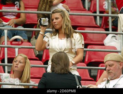 La fiancée de Wayne Rooney, Coleen McLoughlin, utilise auparavant sa caméra vidéo le match Banque D'Images