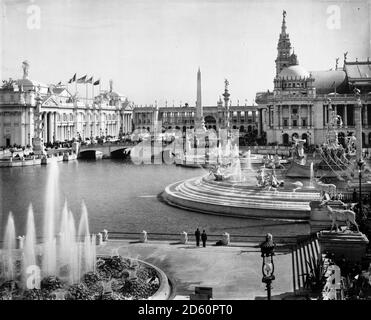 Vue de World's Columbian exposition de l'autre côté de l'extrémité ouest de Great Basin à la Cour d'honneur, Chicago, Illinois, 1893. Banque D'Images