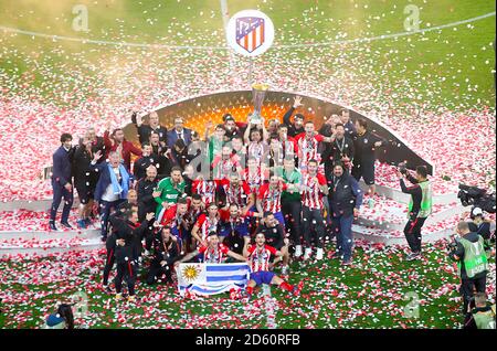 Les joueurs de l'Atletico Madrid et le Manager Diego Simeone célèbrent avec le Trophée après avoir remporté la Ligue Europa de l'UEFA Banque D'Images