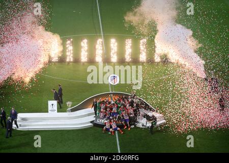 Les joueurs de l'Atletico Madrid et le Manager Diego Simeone célèbrent avec le Trophée après avoir remporté la Ligue Europa de l'UEFA Banque D'Images