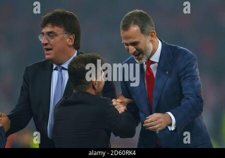 Le roi Felipe d'Espagne présente Diego Simeone, directeur de l'Atletico Madrid Avec sa médaille après l'Atletico Madrid remporte l'UEFA Europa Ligue Banque D'Images