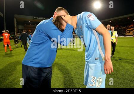 Mark Robins, directeur de Coventry City, célèbre avec Coventry City Tom Bayliss (à droite) après le sifflet final Banque D'Images