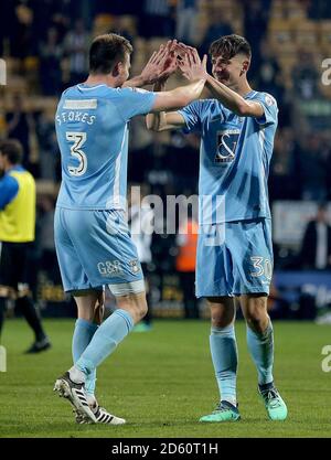 Chris Stokes de Coventry City (à gauche) et Tom Bayliss de Coventry City (à droite) célébrer après le match Banque D'Images