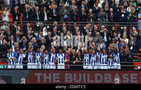 Thatcham Town lève le trophée après avoir gagné le FA Buildbase Vase Banque D'Images