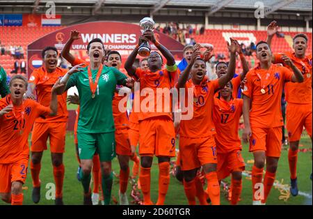 Pays-Bas les joueurs de U17 célèbrent avec le trophée après avoir remporté le Championnat européen U17 de l'UEFA Banque D'Images