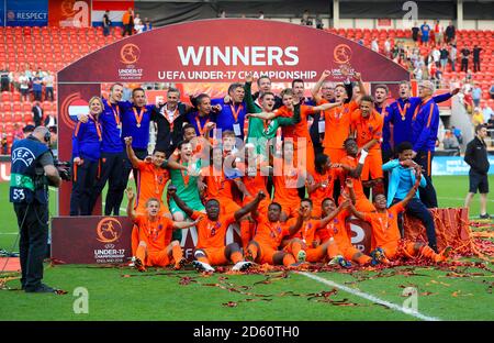 Pays-Bas les joueurs de U17 célèbrent avec le trophée après avoir remporté le Championnat européen U17 de l'UEFA Banque D'Images