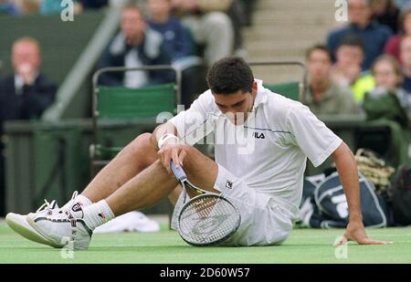 Mark Philippoussis se dégringole sur le sol pendant son match contre Andre Agassi Banque D'Images