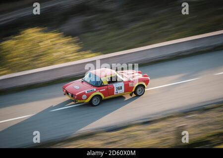 Col de San Colombano, Corse, France - 8 octobre 2020 : Emmanuel Saussereau et Thierry DerouBaix concourent dans leur Fiat 124 Abarth lors du Tour d 2020 Banque D'Images