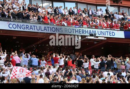 Les joueurs de Rotherham United fêtent après le coup de sifflet final, Banque D'Images