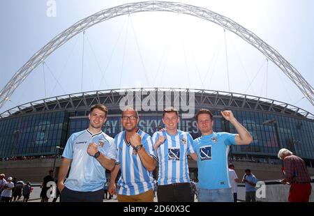 Les fans de Coventry City sur Wembley Way avant le match Banque D'Images