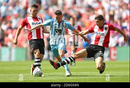 Marc McNulty (centre) de Coventry City en action avec Exeter City Jordan Story (à droite) et Jordan Moore-Taylor Banque D'Images