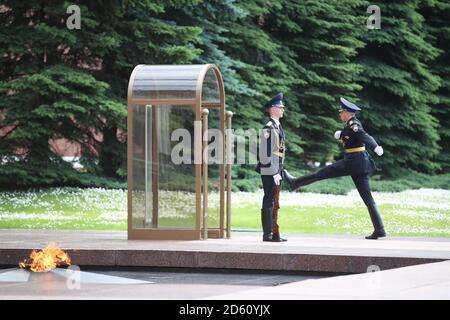 Les gardes défileront devant la tombe du soldat inconnu avant l'ouverture de la coupe du monde de la FIFA 2018 à Moscou, en Russie Banque D'Images