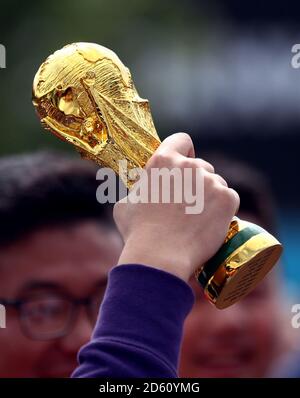 Un fan détient une réplique du trophée de la coupe du monde devant Le match d'ouverture de la coupe du monde de la FIFA 2018 Banque D'Images